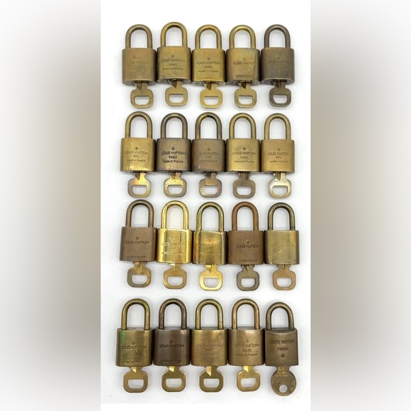 Authentic LOUIS VUITTON Padlock & Key Matchings Sets Gold 20pcs - Picture 2 of 11